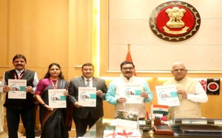 राज्यपाल श्री पटेल को म.प्र. लोक सेवा आयोग का 68वां वार्षिक प्रतिवेदन किया भेंट