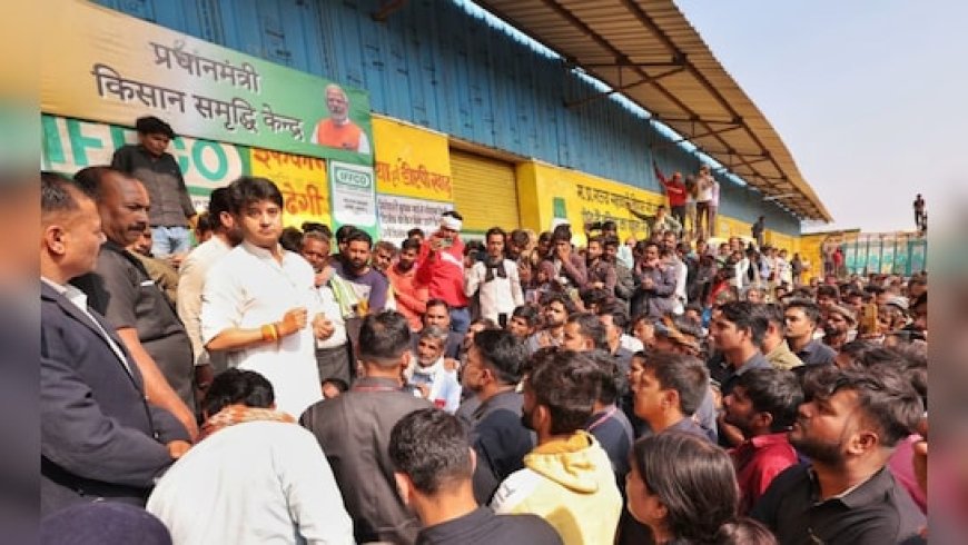 MP खाद संकट: सिंधिया के दौरे का असर, खाद वितरण केंद्रों की संख्या 33 हुई अब मिलेंगे यूरिया के 10 बैग