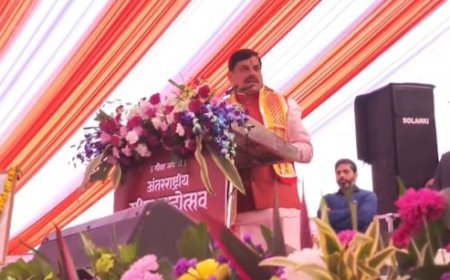 CM मोहन यादव ने किया गीता महोत्सव का किया शुभारंभ, बोले- 'गीता हर बच्चे के बस्ते में होना चाहिए'