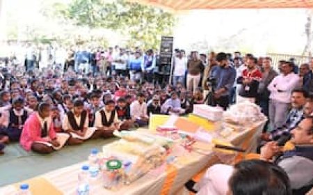 मध्य प्रदेश: फूल माला की जगह कॉपी-पेन से स्वागत, पूर्व मंत्री भूपेंद्र सिंह की पहल की हो रही तारीफ