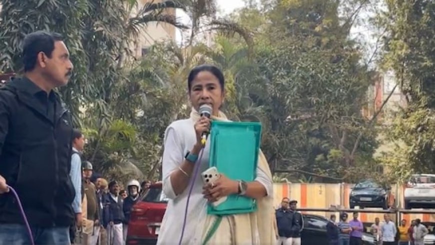 कोलकाता में जहां हुई ED रेड वहीं पहुंची ममता, नाराज होकर बोलीं- TMC के दस्तावेज उठा ले गए