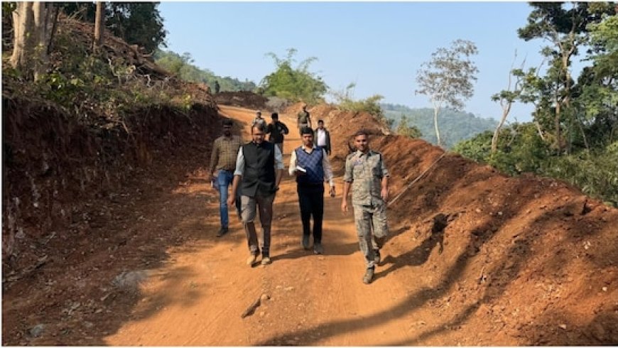 ये सिर्फ तस्वीर नहीं... नक्सलियों के खात्मे का सबूत, पहली बार गांव में पड़े कलेक्टर के कदम, फिर क्या हुआ?