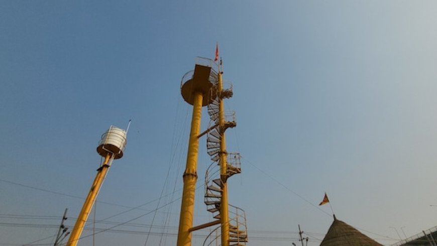 संगम तट पर कैसा चमत्कार! 20 साल से जल रही अखंड ज्योति, 50 फीट ऊंचे स्तंभ पर अमिट ज्वाला का क्या है रहस्य