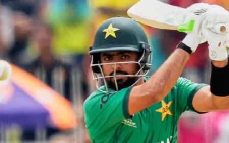 पाकिस्तान क्रिकेट में बवाल, दो खिलाड़ियों पर गिरी गाज, बाल- बाल बचे बाबर आजम