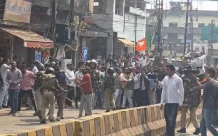शर्टलेस प्रदर्शन को लेकर इंदौर में भिड़े BJP-कांग्रेस के कार्यकर्ता, दोनों तरफ से किया पथराव; कई घायल