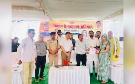 भिंड में प्रोटोकॉल तोड़ा; मंत्री नहीं आए तो बेटे ने बांटे सरकारी प्रमाण पत्र, अफसरों ने नियम ताक पर रखे