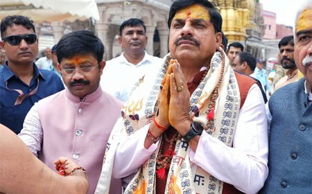 बाबा विश्वनाथ की शरण में सीएम डॉ. मोहन, कहा- मध्यप्रदेश-उत्तर प्रदेश मिलकर लिखेंगे विकास की नई इबारत