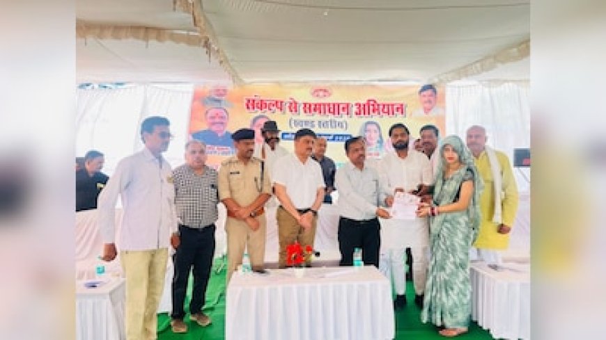 भिंड में प्रोटोकॉल तोड़ा; मंत्री नहीं आए तो बेटे ने बांटे सरकारी प्रमाण पत्र, अफसरों ने नियम ताक पर रखे