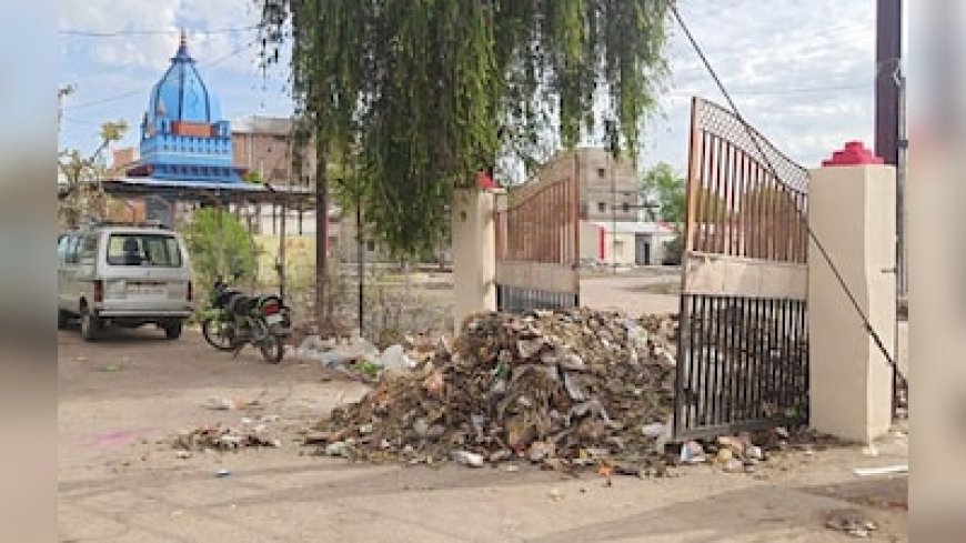 बिजली विभाग और नगर परिषद के बीच जंग! बिल मांगने पर नाराज परिषद ने ऑफिस गेट पर डाला कचरा