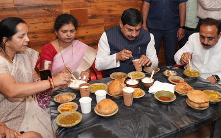 मशहूर कचौड़ी और पूरी-राम भाजी, सीएम डॉ. यादव ने लोकल व्यंजनों का जमकर लिया स्वाद, Photos वायरल