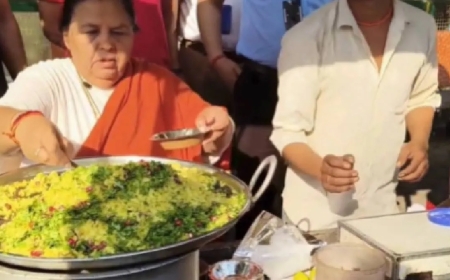 पूर्व सीएम उमा भारती ने रोड पर पोहा और जलेबी बेचा, दुकानदारों का किया समर्थन, प्रशासन ने हटाई थी कई दुकानें