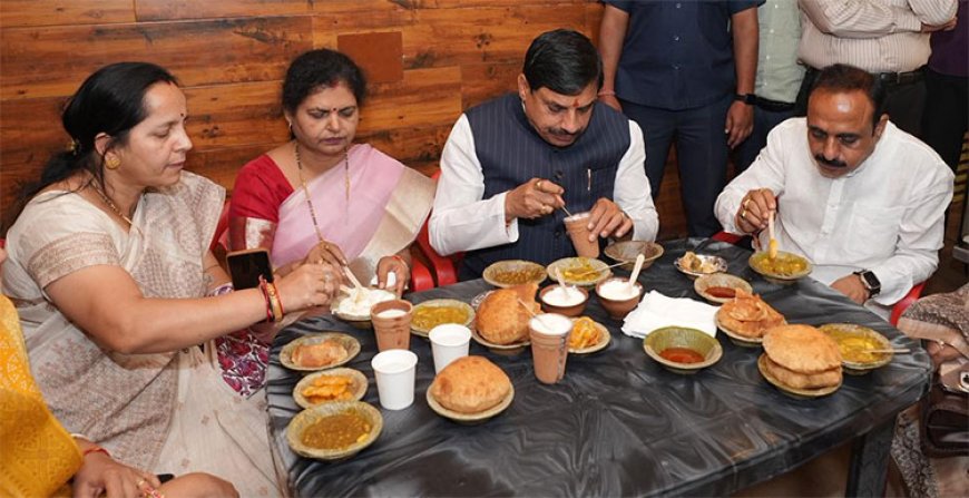मशहूर कचौड़ी और पूरी-राम भाजी, सीएम डॉ. यादव ने लोकल व्यंजनों का जमकर लिया स्वाद, Photos वायरल