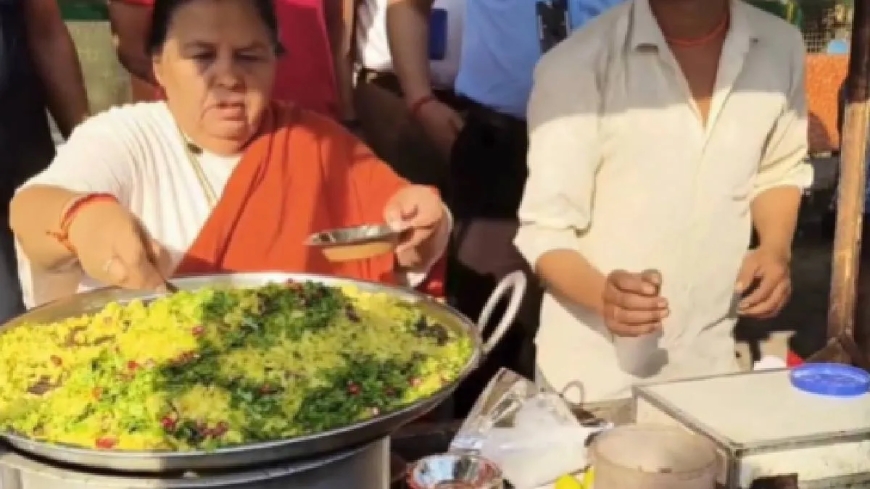 पूर्व सीएम उमा भारती ने रोड पर पोहा और जलेबी बेचा, दुकानदारों का किया समर्थन, प्रशासन ने हटाई थी कई दुकानें