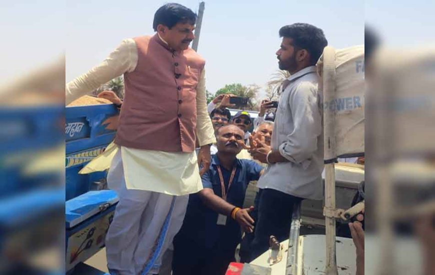 ट्रॉली पर चढ़े, किसानों से इस अंदाज में जाना हाल, क्या आपने देखा सीएम डॉ. मोहन यादव का ये Photo