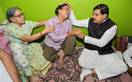 बच्चों को लगाया गले, बेटी के सिर पर रखा हाथ, इस तरह क्रूज हादसे के पीड़ितों को सीएम डॉ. यादव ने बंधाया ढांढस