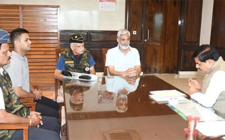 सीएम डॉ. यादव से मिले ट्विशा शर्मा के परिजन, सरकार ने दिया हर संभव सहायता का आश्वासन