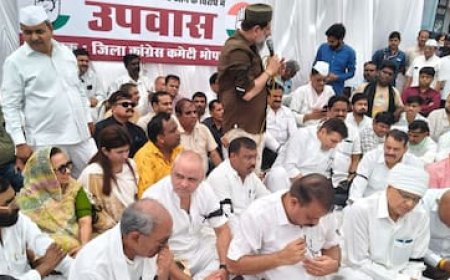 राज्यसभा चुनाव एमपी: मीनाक्षी के समर्थन में कांग्रेस नेताओं का भोपाल में उपवास, संविधान की प्रति लेकर बैठे