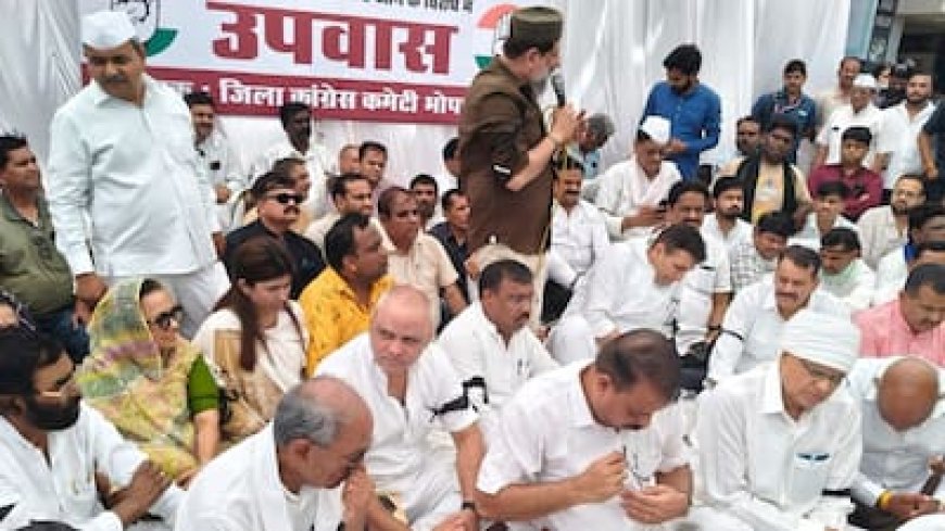 राज्यसभा चुनाव एमपी: मीनाक्षी के समर्थन में कांग्रेस नेताओं का भोपाल में उपवास, संविधान की प्रति लेकर बैठे