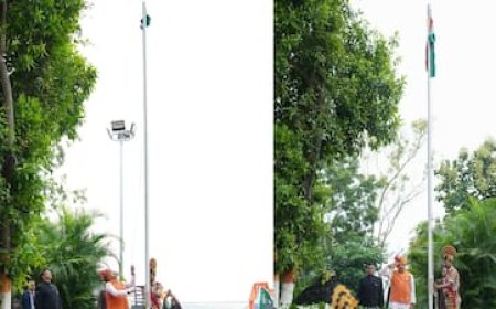 CM मोहन यादव ने अपने आवास पर फहराया तिरंगा, बोले- भारत एक मजबूत राष्ट्र के रूप में खड़ा है