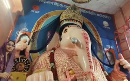 उज्जैन के बड़ा गणेश मंदिर में भगवान के लिए अमेरिका-हांगकांग से भी आई राखियां, 51 फीट की राखी की अर्पित