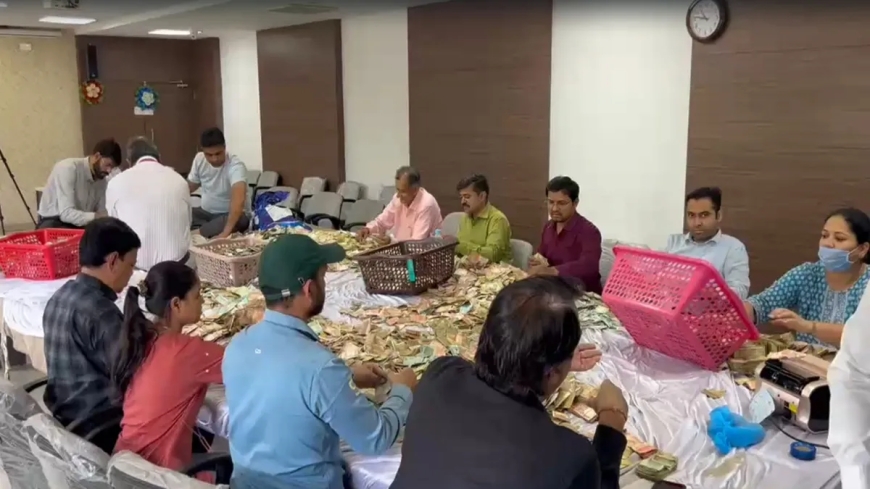 इंदौर के खजराना गणेश मंदिर की दान पेटियां खुलीं, थ्री-लेयर सुरक्षा में गिने जा रहे नोट, 4 CCTV से नजर; कितना आया चढ़ावा?
