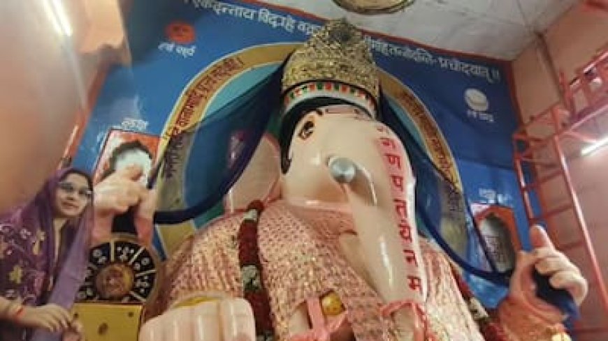 उज्जैन के बड़ा गणेश मंदिर में भगवान के लिए अमेरिका-हांगकांग से भी आई राखियां, 51 फीट की राखी की अर्पित