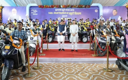 CM मोहन यादव ने 7400 से ज्यादा छात्रों को वितरित की स्कूटी, राइड का भी लिया आनंद