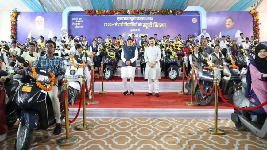 CM मोहन यादव ने 7400 से ज्यादा छात्रों को वितरित की स्कूटी, राइड का भी लिया आनंद